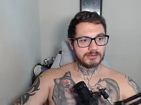 Snapshot of clark_r chatting on May 18, 11:32 pm clark r online show from May 18, 11:32 pm