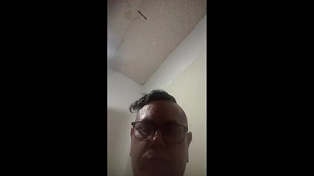 Snapshot of AlanDickson chatting on November 24, 8:58 am AlanDickson online show from November 24, 8:58 am