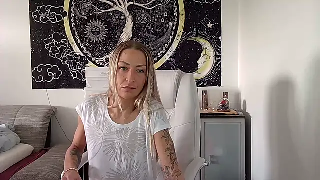 Snapshot of SexxyLiviaa chatting on October 6, 2:36 pm SexxyLiviaa online show from October 6, 2:36 pm