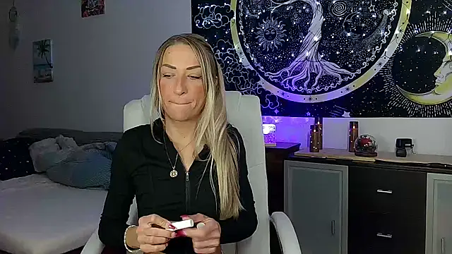 Snapshot of SexxyLiviaa chatting on November 4, 12:10 am SexxyLiviaa online show from November 4, 12:10 am