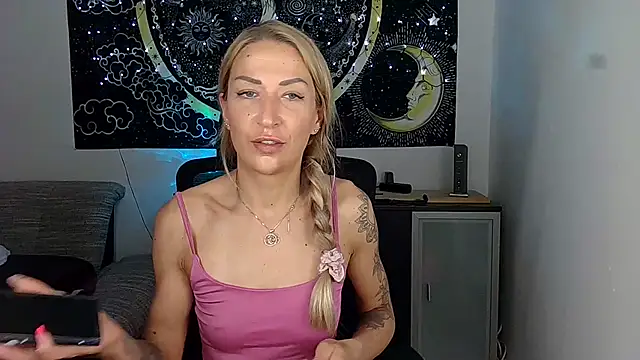 Snapshot of SexxyLiviaa chatting on June 29, 1:01 am SexxyLiviaa online show from June 29, 1:01 am