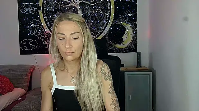 Snapshot of SexxyLiviaa chatting on July 9, 4:49 am SexxyLiviaa online show from July 9, 4:49 am