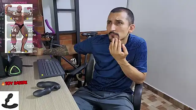 Snapshot of Marck_Muscle chatting on June 22, 11:35 pm Marck Muscle online show from June 22, 11:35 pm