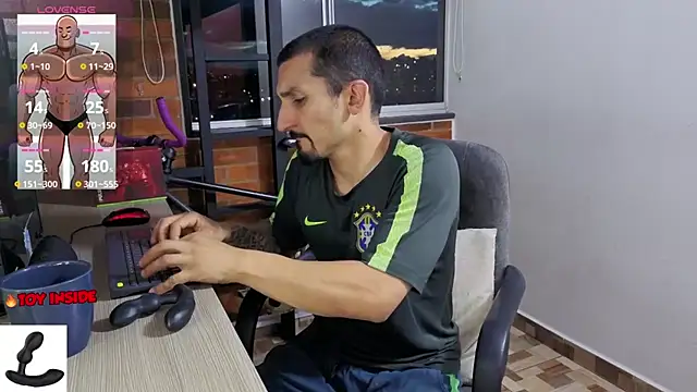 Snapshot of Marck_Muscle chatting on July 1, 11:37 pm Marck Muscle online show from July 1, 11:37 pm