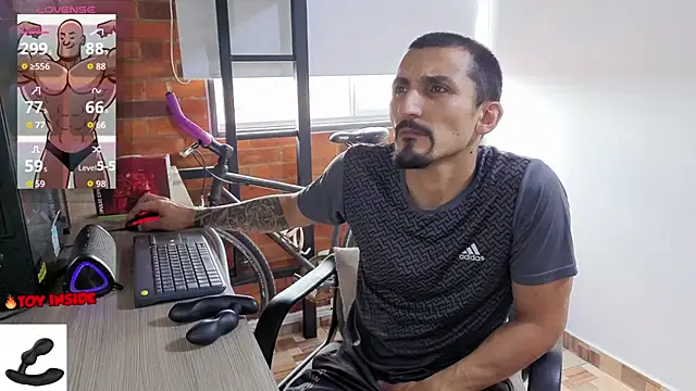 Snapshot of Marck_Muscle chatting on July 3, 8:04 pm Marck Muscle online show from July 3, 8:04 pm