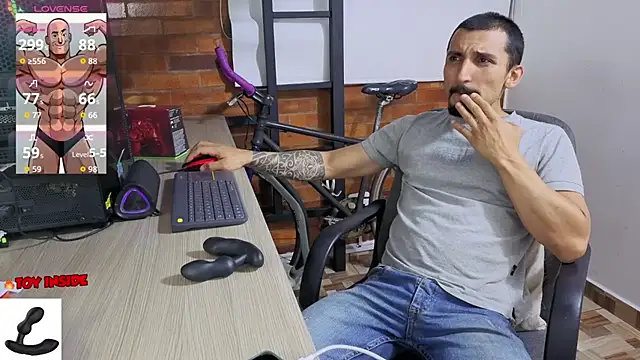 Snapshot of Marck_Muscle chatting on July 5, 1:23 am Marck Muscle online show from July 5, 1:23 am