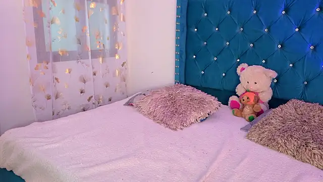 Lilly Peach22 online show from February 26, 3:38 am