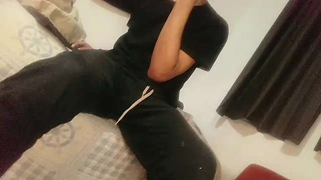 Snapshot of UncutToyBoy23cm chatting on November 11, 7:30 am UncutToyBoy23cm online show from November 11, 7:30 am