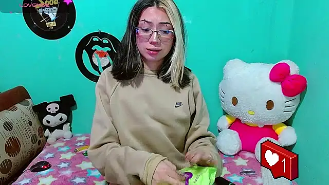 Snapshot of squirt_charlott chatting on December 10, 5:17 am squirt charlott online show from December 10, 5:17 am