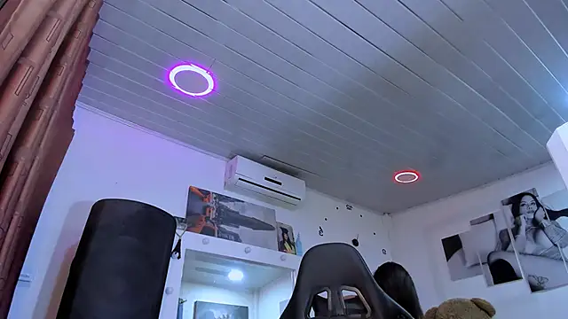 Snapshot of LatinVenuz chatting on January 28, 7:32 am LatinVenuz online show from January 28, 7:32 am