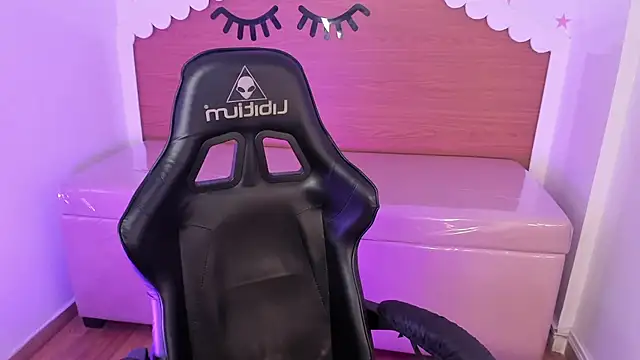 Snapshot of carlie_mayer_v chatting on September 16, 4:13 am carlie mayer v online show from September 16, 4:13 am