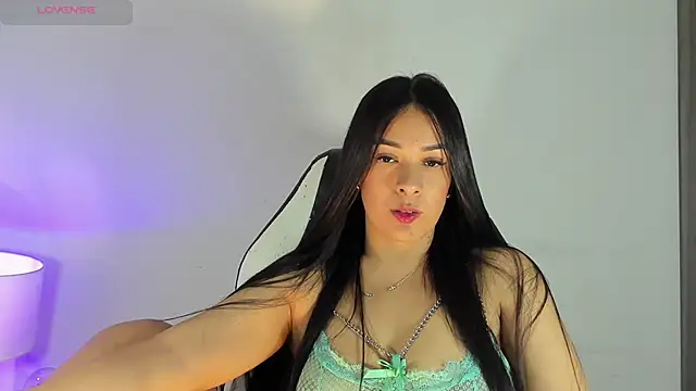 Snapshot of bella_hadid1_ chatting on December 5, 5:37 am bella hadid1  online show from December 5, 5:37 am