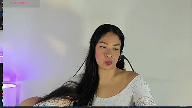 Snapshot of bella_hadid1_ chatting on March 2, 1:38 pm bella hadid1  online show from March 2, 1:38 pm