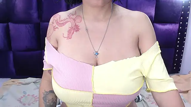 Snapshot of LindaKardi chatting on October 14, 4:52 pm LindaKardi online show from October 14, 4:52 pm