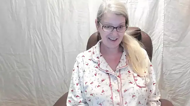 Snapshot of irinamaux chatting on February 19, 2:23 am irinamaux online show from February 19, 2:23 am