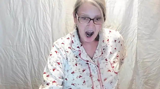 Snapshot of irinamaux chatting on February 19, 2:01 pm irinamaux online show from February 19, 2:01 pm