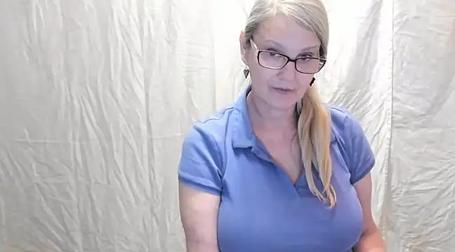 Snapshot of irinamaux chatting on February 19, 5:06 pm irinamaux online show from February 19, 5:06 pm