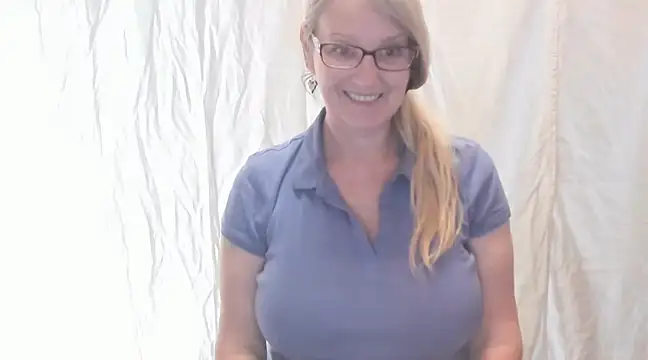 Snapshot of irinamaux chatting on February 20, 7:45 am irinamaux online show from February 20, 7:45 am