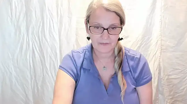 Snapshot of irinamaux chatting on February 20, 1:51 pm irinamaux online show from February 20, 1:51 pm