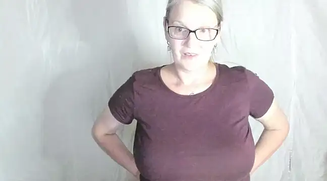 irinamaux online show from February 22, 7:03 pm