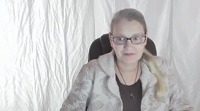 Snapshot of irinamaux chatting on February 23, 9:11 am irinamaux online show from February 23, 9:11 am