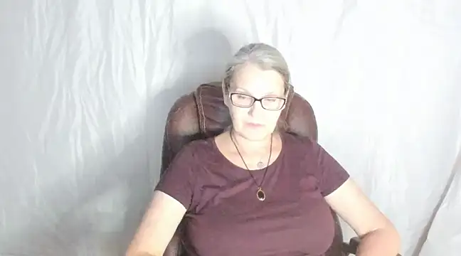 Snapshot of irinamaux chatting on February 23, 8:22 pm irinamaux online show from February 23, 8:22 pm