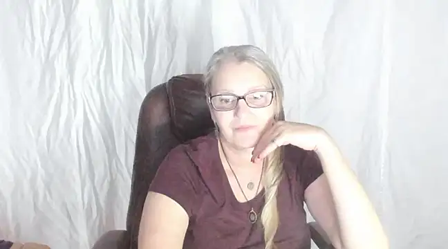 Snapshot of irinamaux chatting on February 27, 1:28 pm irinamaux online show from February 27, 1:28 pm