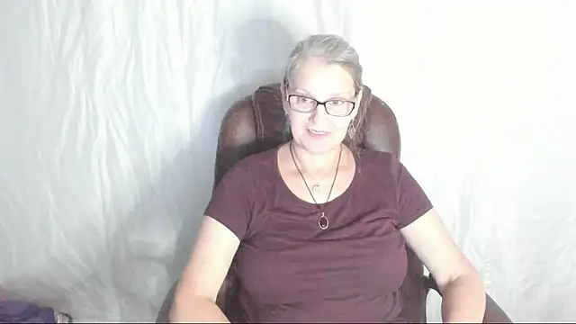 Snapshot of irinamaux chatting on February 28, 3:26 pm irinamaux online show from February 28, 3:26 pm