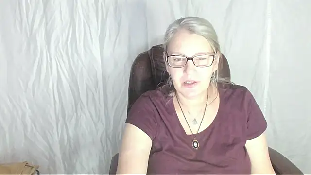 Snapshot of irinamaux chatting on March 1, 1:40 pm irinamaux online show from March 1, 1:40 pm