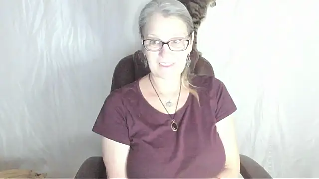 Snapshot of irinamaux chatting on March 2, 3:27 pm irinamaux online show from March 2, 3:27 pm