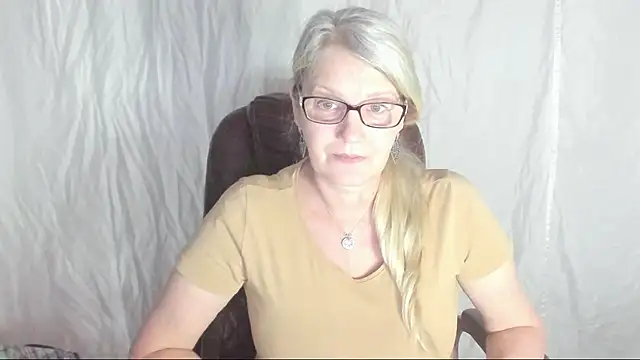 Snapshot of irinamaux chatting on March 5, 9:16 am irinamaux online show from March 5, 9:16 am