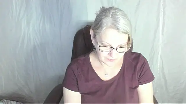 Snapshot of irinamaux chatting on March 6, 4:41 am irinamaux online show from March 6, 4:41 am