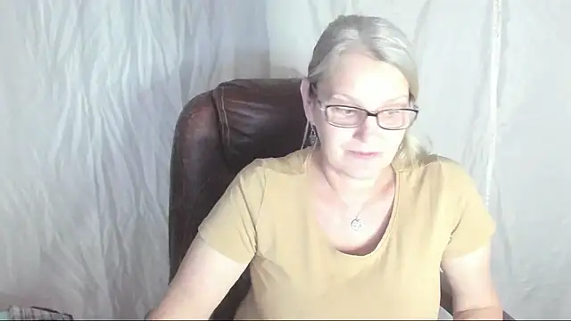 Snapshot of irinamaux chatting on March 6, 7:47 am irinamaux online show from March 6, 7:47 am