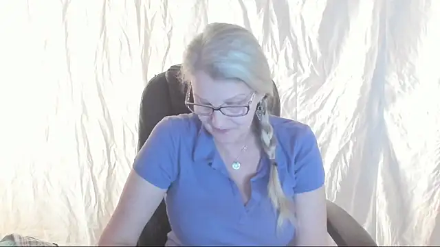 Snapshot of irinamaux chatting on March 7, 5:29 am irinamaux online show from March 7, 5:29 am