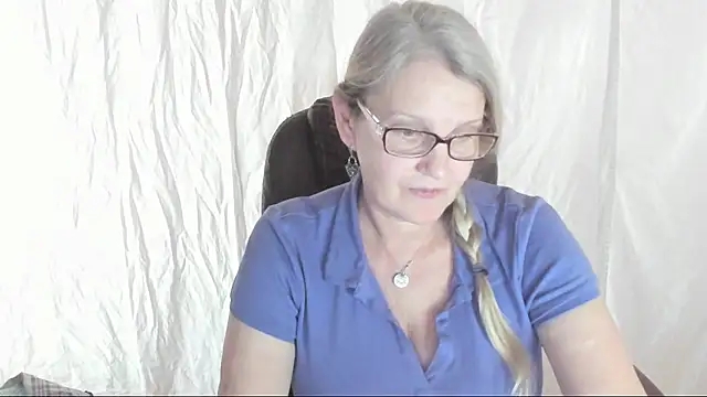 Snapshot of irinamaux chatting on March 7, 9:51 am irinamaux online show from March 7, 9:51 am