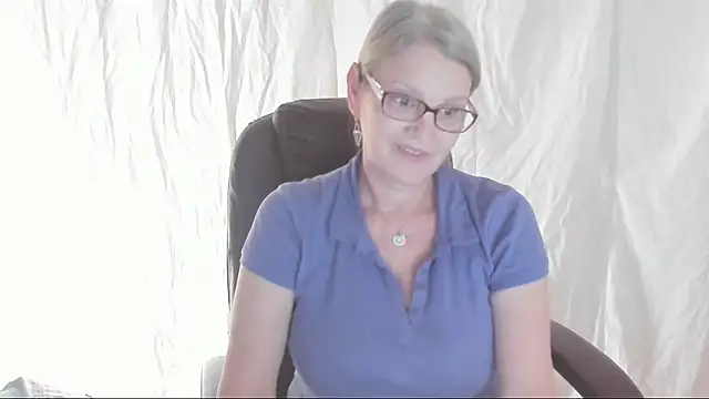 Snapshot of irinamaux chatting on March 8, 7:49 am irinamaux online show from March 8, 7:49 am