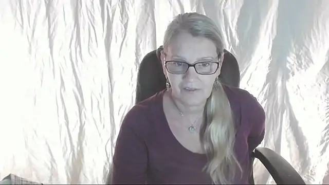 Snapshot of irinamaux chatting on March 9, 5:55 am irinamaux online show from March 9, 5:55 am