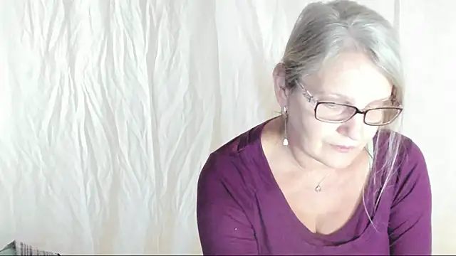 Snapshot of irinamaux chatting on March 9, 1:59 pm irinamaux online show from March 9, 1:59 pm