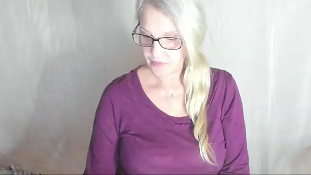 Snapshot of irinamaux chatting on March 9, 5:28 pm irinamaux online show from March 9, 5:28 pm