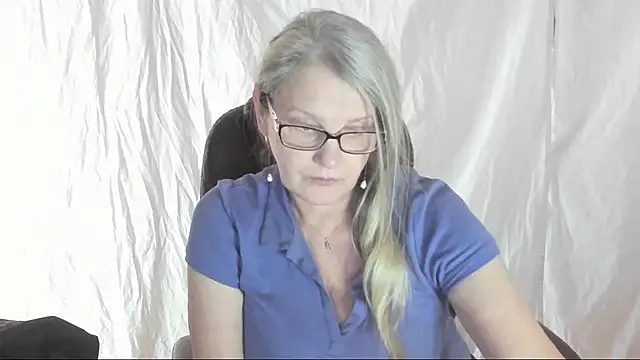 Snapshot of irinamaux chatting on March 22, 8:51 am irinamaux online show from March 22, 8:51 am