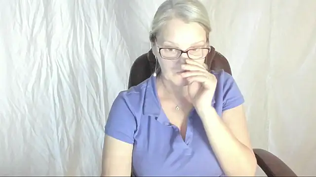 Snapshot of irinamaux chatting on March 22, 2:58 pm irinamaux online show from March 22, 2:58 pm