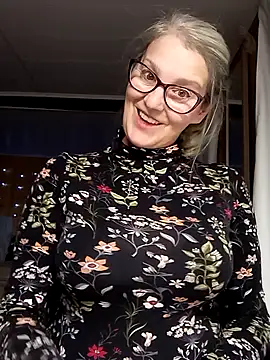 Snapshot of irinamaux chatting on September 28, 5:24 am irinamaux online show from September 28, 5:24 am