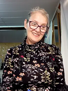 Snapshot of irinamaux chatting on October 2, 7:37 am irinamaux online show from October 2, 7:37 am