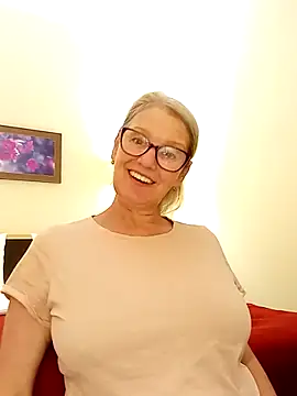 Snapshot of irinamaux chatting on October 18, 3:35 pm irinamaux online show from October 18, 3:35 pm