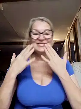 Snapshot of irinamaux chatting on October 31, 3:07 am irinamaux online show from October 31, 3:07 am