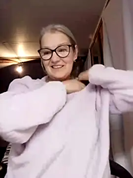 Snapshot of irinamaux chatting on November 6, 6:25 am irinamaux online show from November 6, 6:25 am