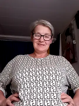 irinamaux online show from July 8, 8:24 pm