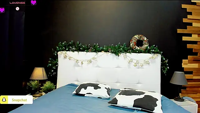 Snapshot of Julianna_Jami chatting on December 12, 9:37 pm Julianna Jami online show from December 12, 9:37 pm