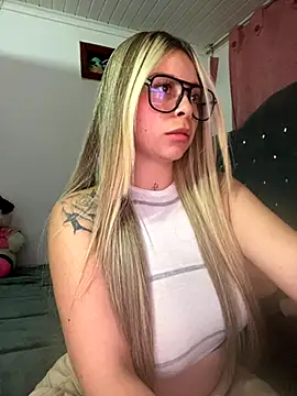 Snapshot of CristalGmez chatting on November 21, 3:27 am CristalGmez online show from November 21, 3:27 am