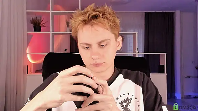 Snapshot of sunnyburn_boy chatting on August 6, 5:15 pm sunnyburn boy online show from August 6, 5:15 pm